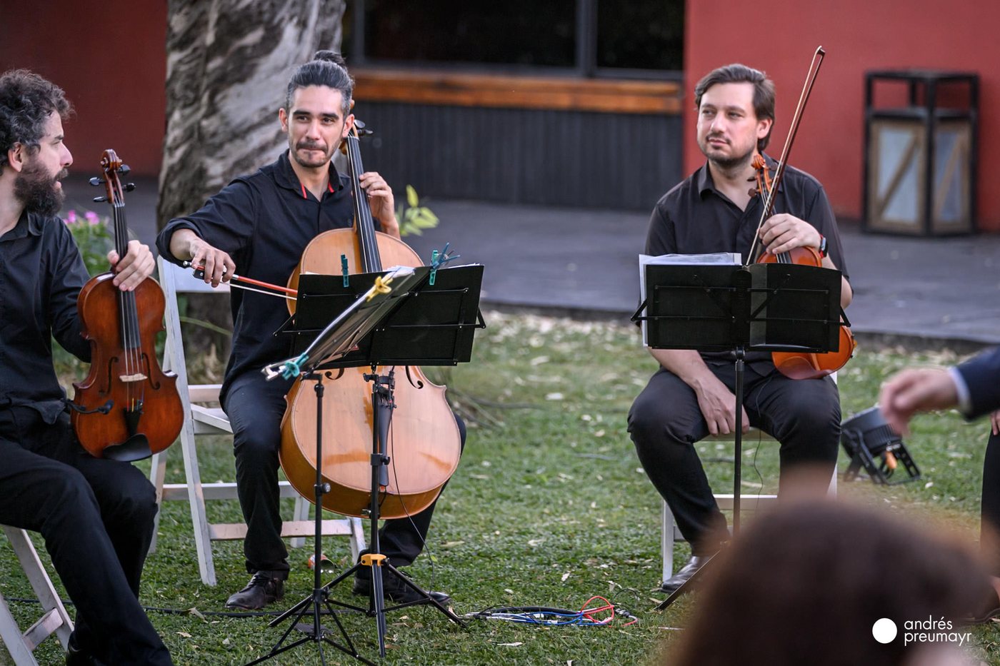 Ensamble de cuerdas tocando en vivo durante la ceremonia al aire libre, con sonido de GS Técnica