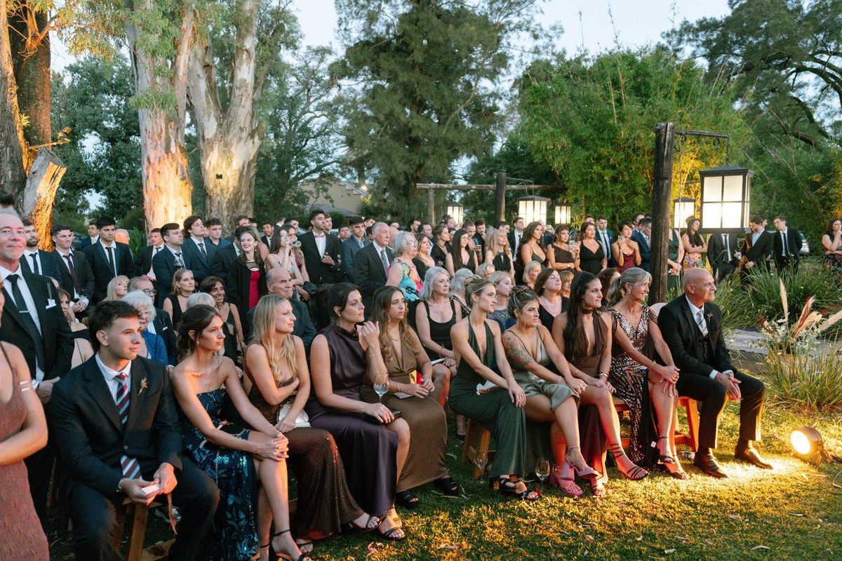Ceremonia de boda al aire libre con iluminación al atardecer