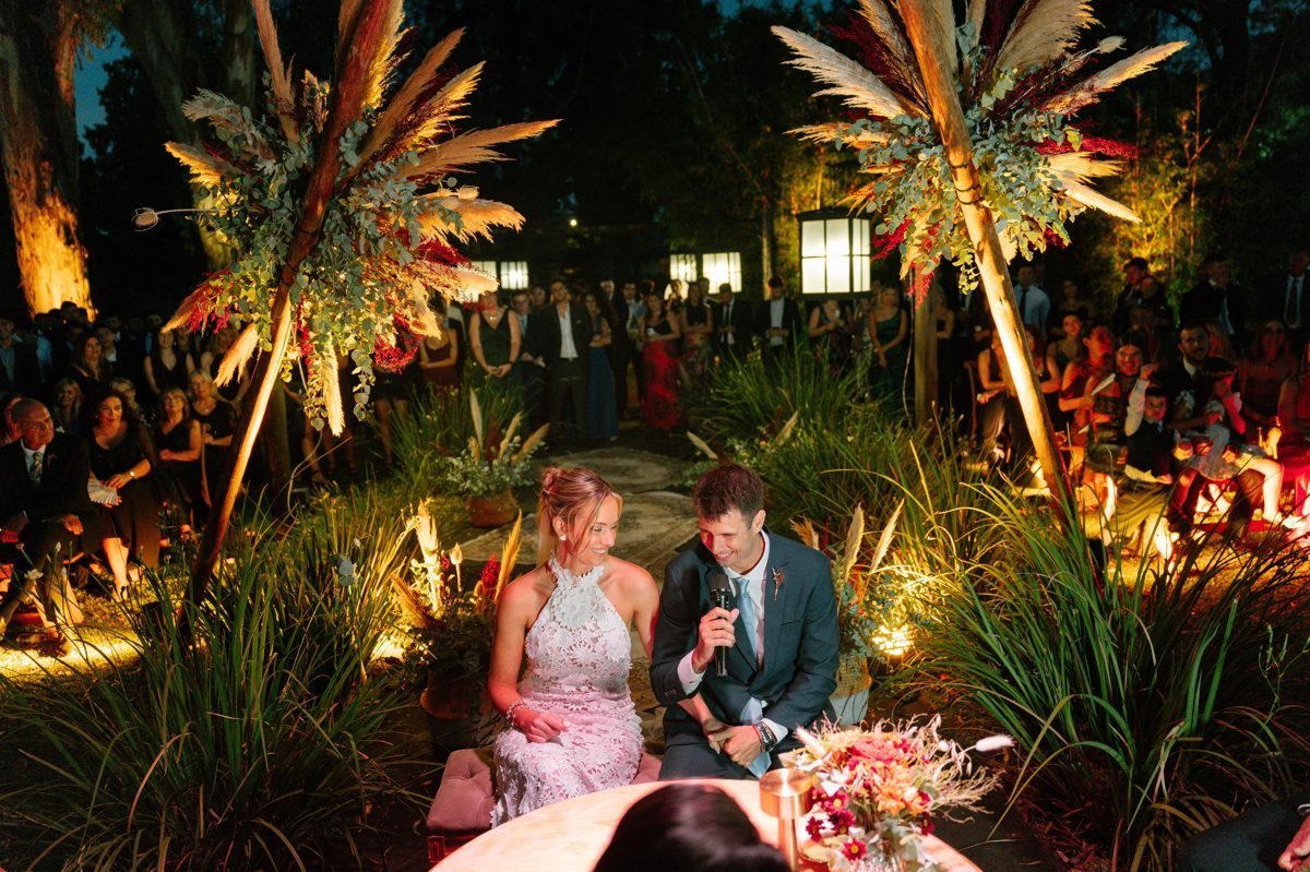Los novios en su ceremonia al aire libre en La Delfina