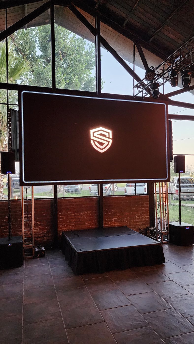 Escenario con pantalla LED gigante en un evento corporativo