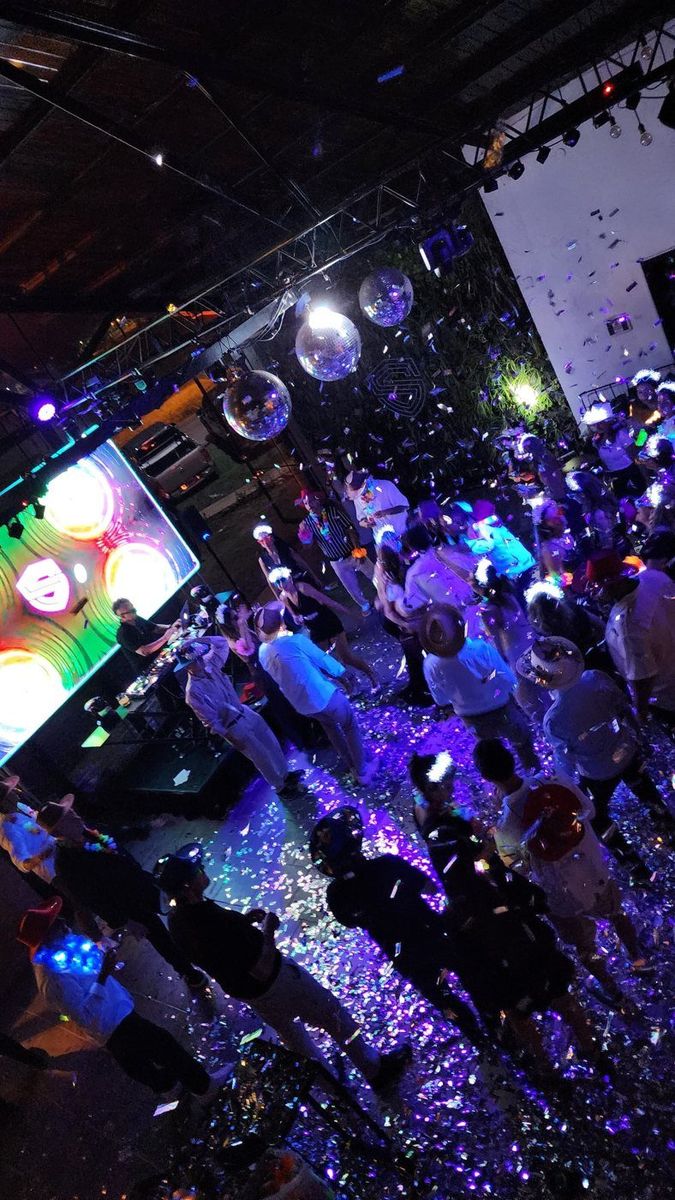 Fiesta corporativa con pantalla LED y confeti