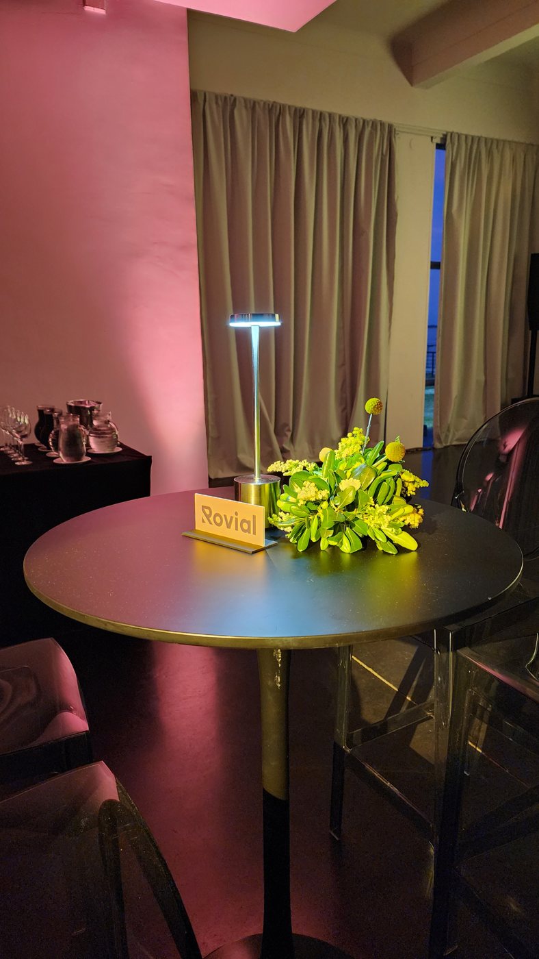 Mesa alta con branding del cliente en un evento