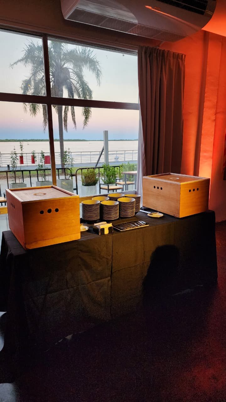 Catering junto al ventanal con vista al río
