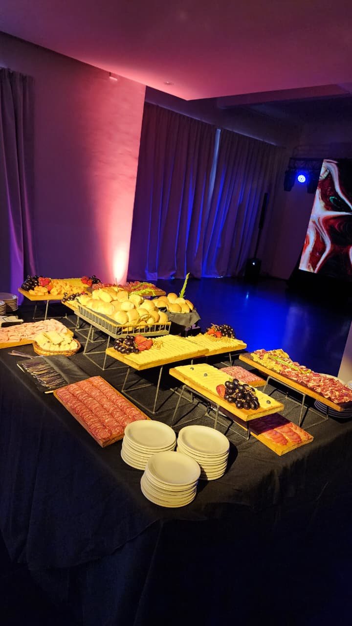 Mesa de fiambres y quesos en un evento corporativo