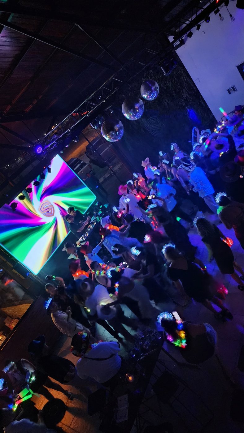 Pista de baile con pantalla LED en una fiesta corporativa
