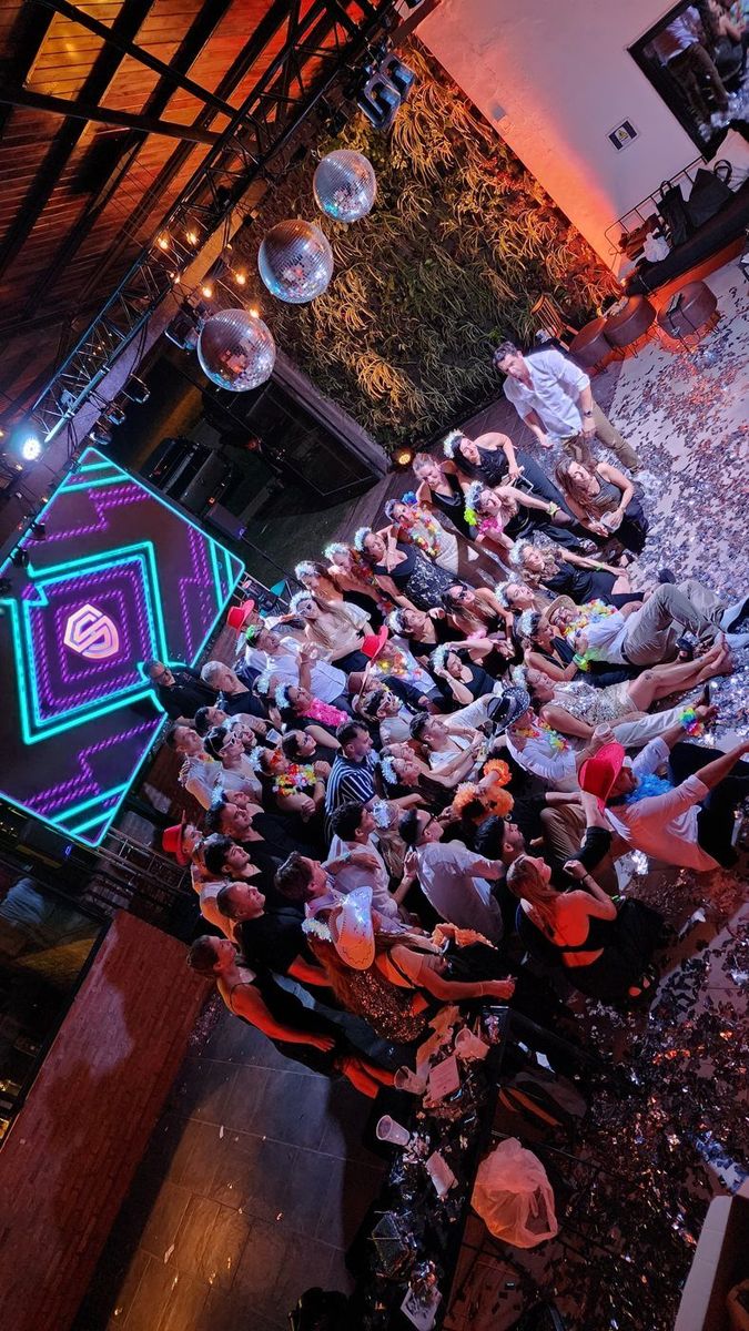 Momento de impacto en una fiesta corporativa con pantalla LED y confeti