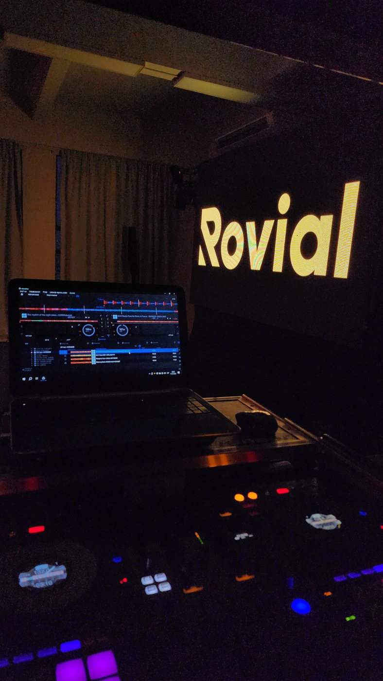 Cabina y operación técnica durante un evento corporativo