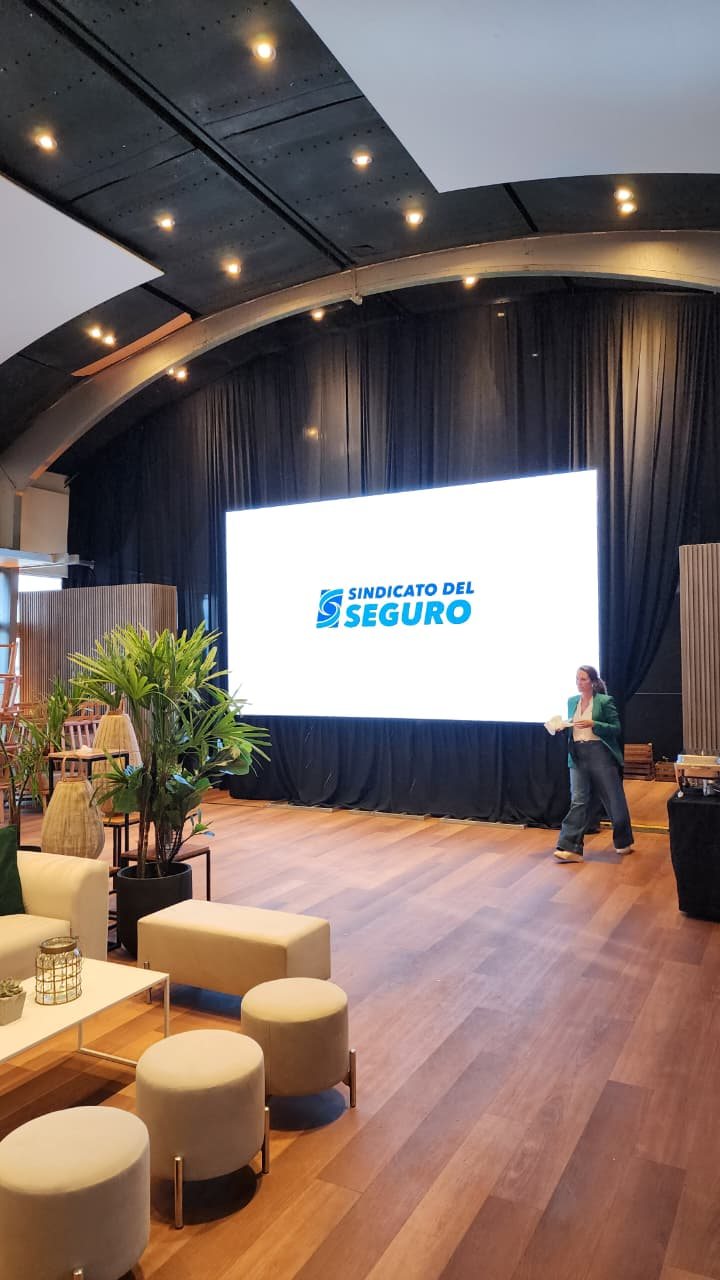 Pantalla LED con la marca del cliente en un evento corporativo