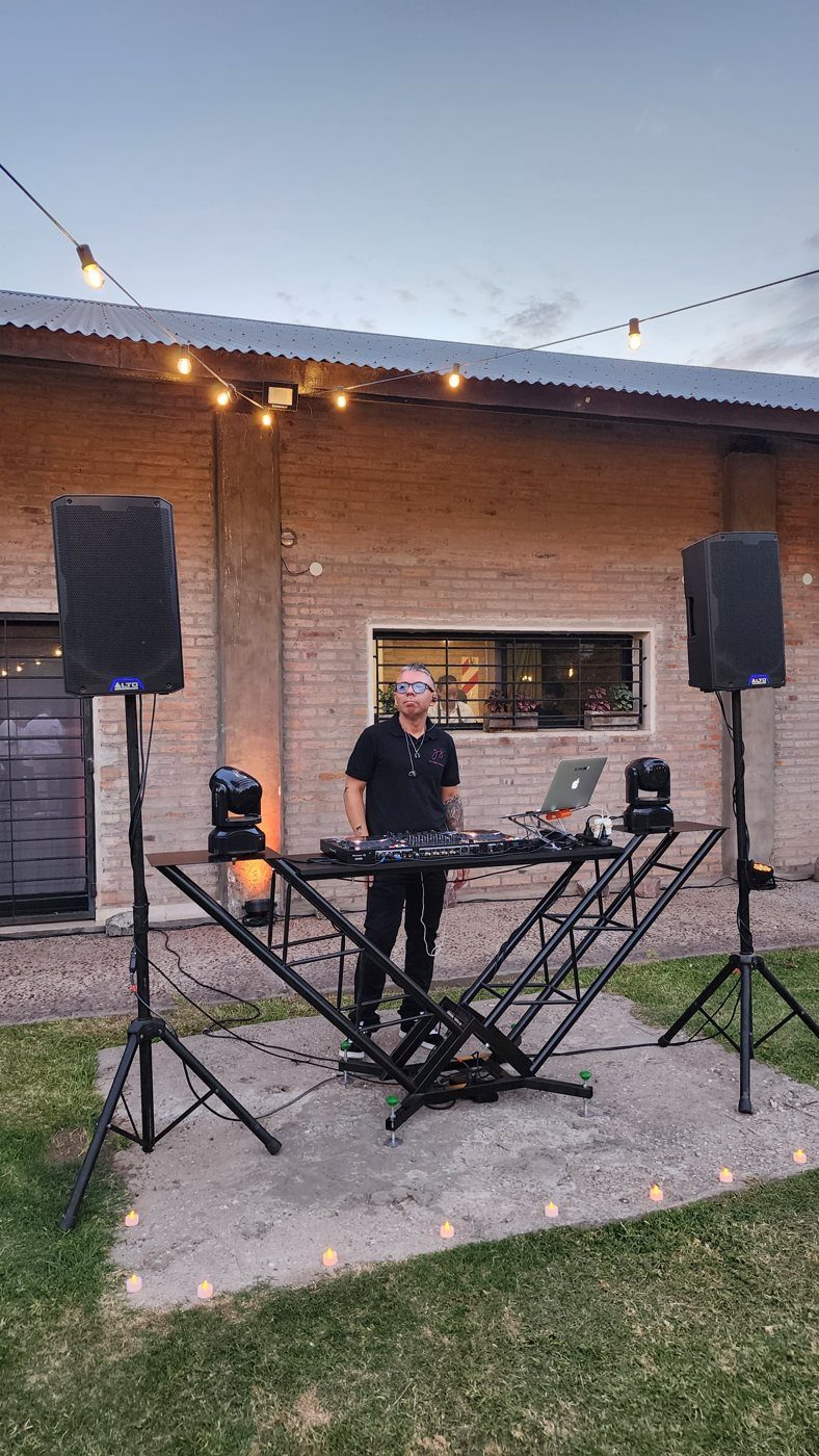 DJ, sonido y luces en un evento corporativo al aire libre