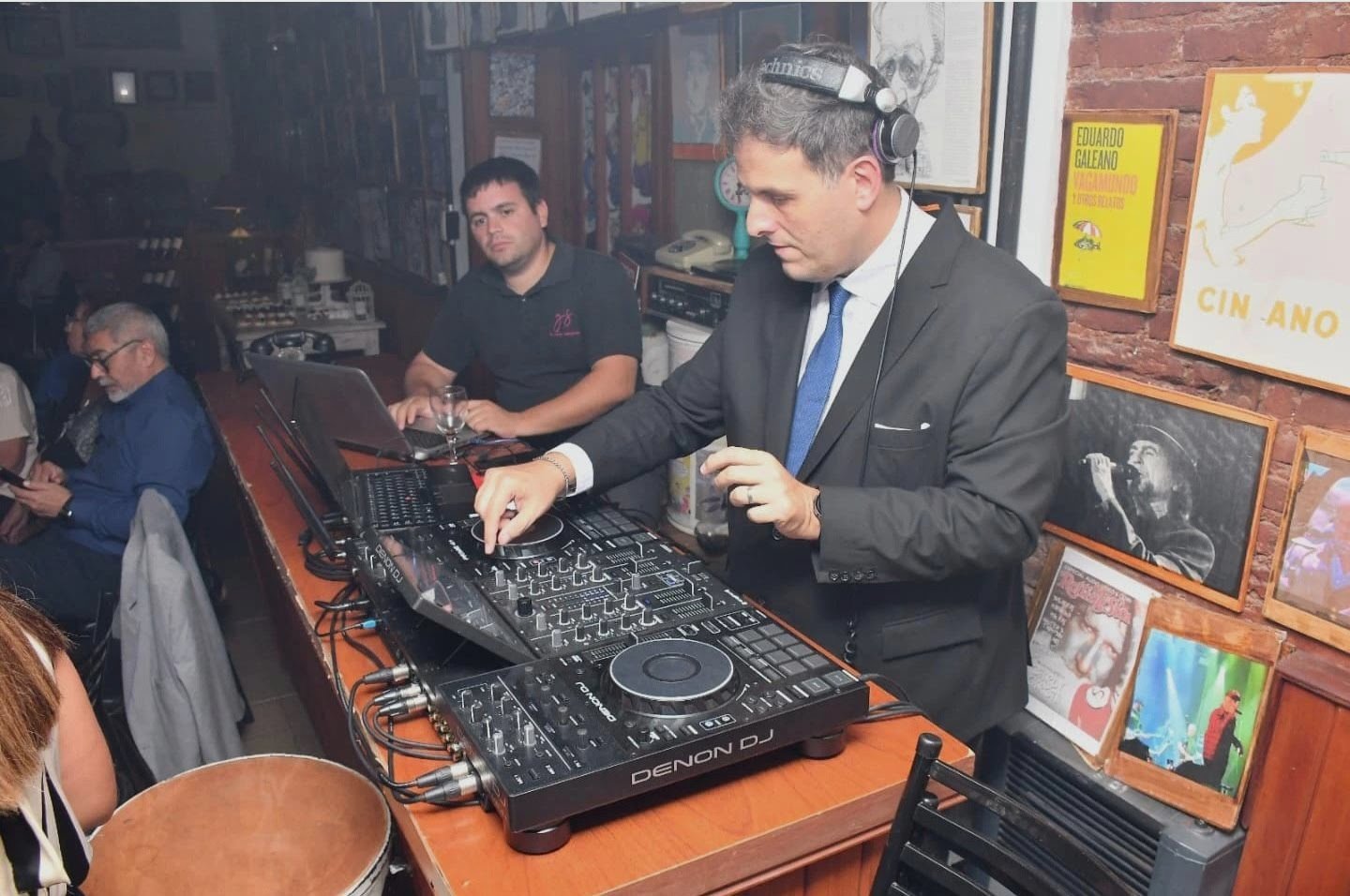 Gero, fundador de GS Técnica, operando música en vivo durante un evento