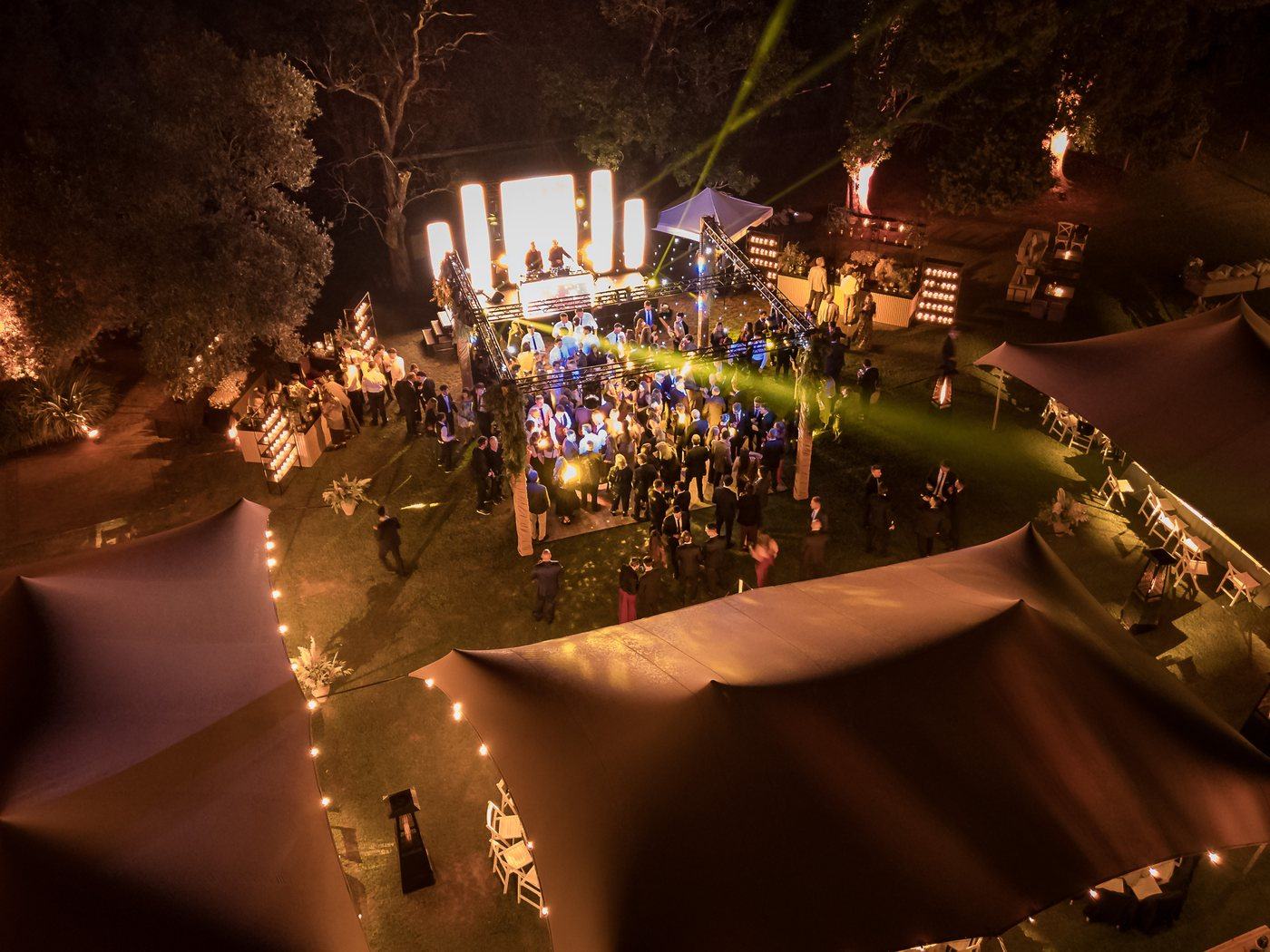 Vista aérea de un predio de eventos iluminado de noche