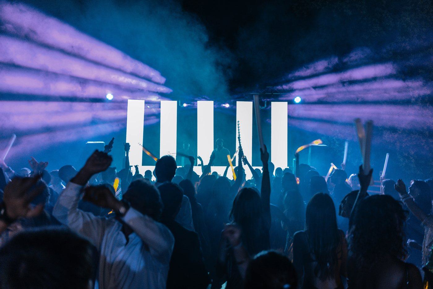 Pista de baile con haces de luz en una fiesta social