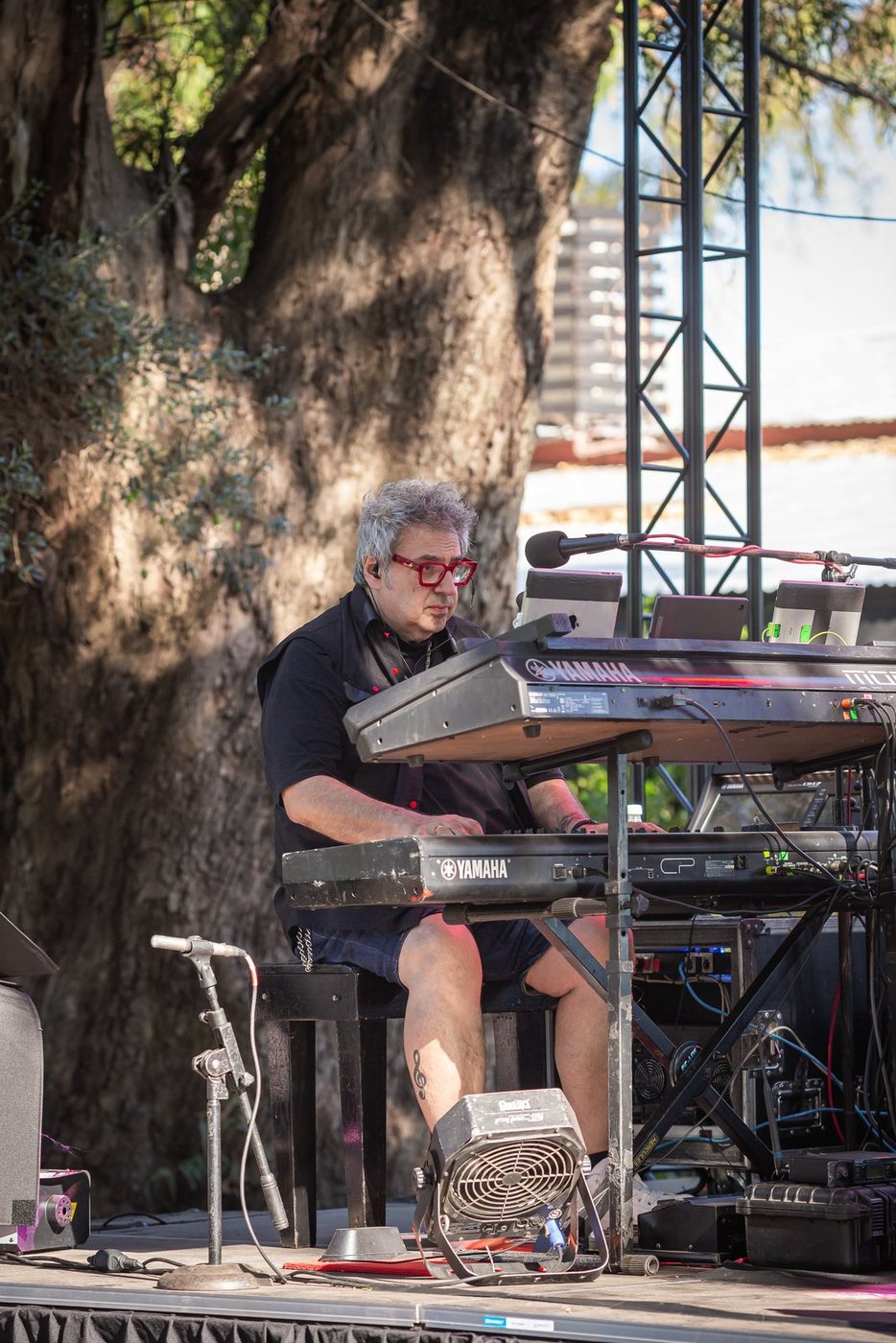 Lito Vitale tocando los teclados Yamaha en el escenario