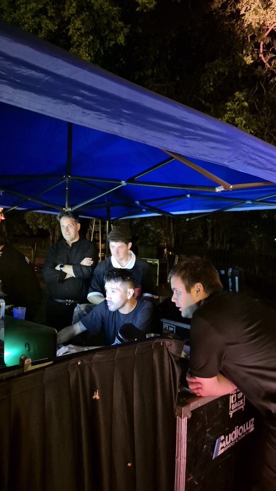 Operaci&oacute;n t&eacute;cnica en vivo desde la cabina, con el equipo frente a las notebooks