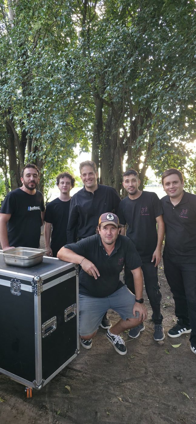 Equipo de GS T&eacute;cnica junto a un rack de equipos antes del evento