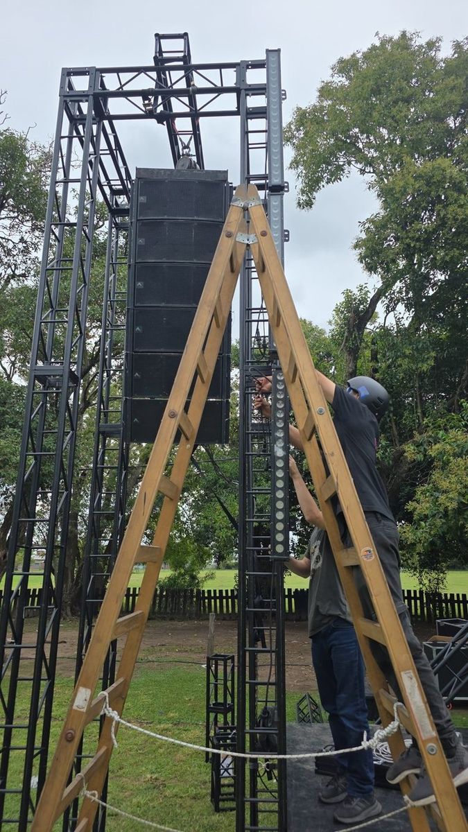 Montaje del line array y las torres de truss con t&eacute;cnicos trabajando en altura