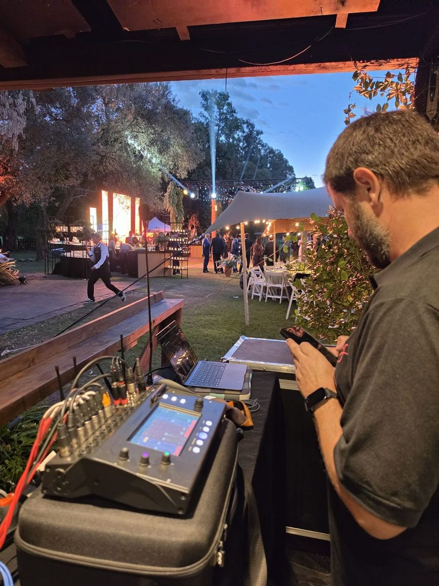 Operador de GS Técnica controlando la consola de sonido durante un evento