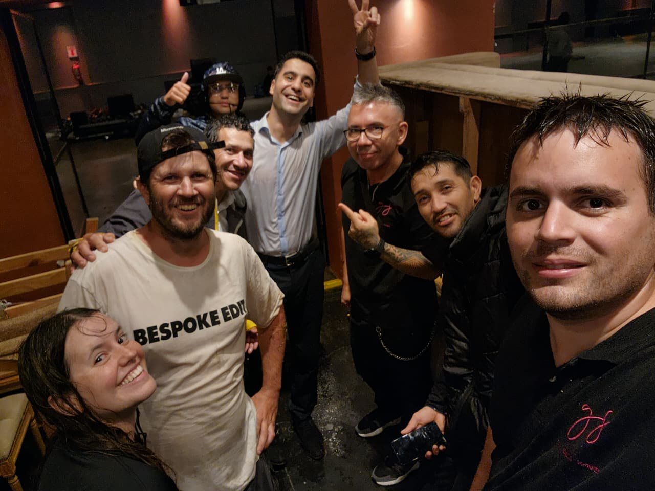 El equipo de GS T&eacute;cnica y colaboradores, empapados pero sonrientes tras poner el equipo a resguardo