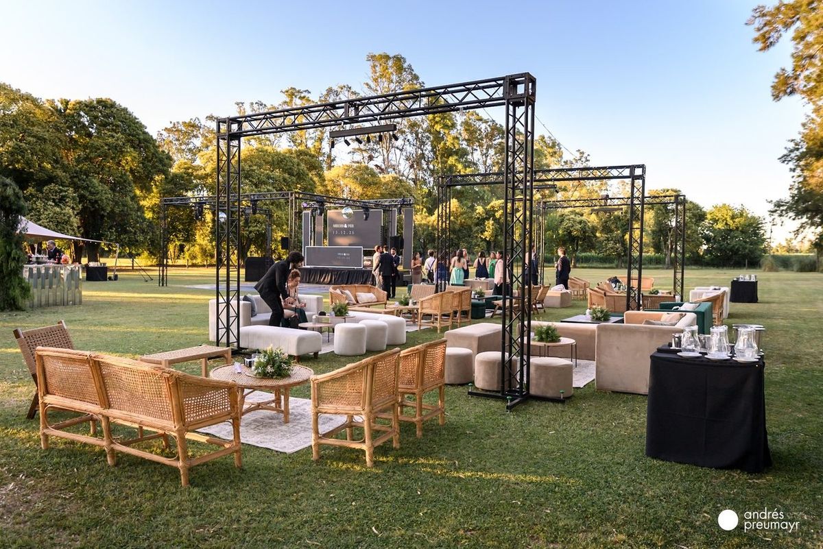 Livings con estructura de truss sobre el parque de La Delfina al atardecer