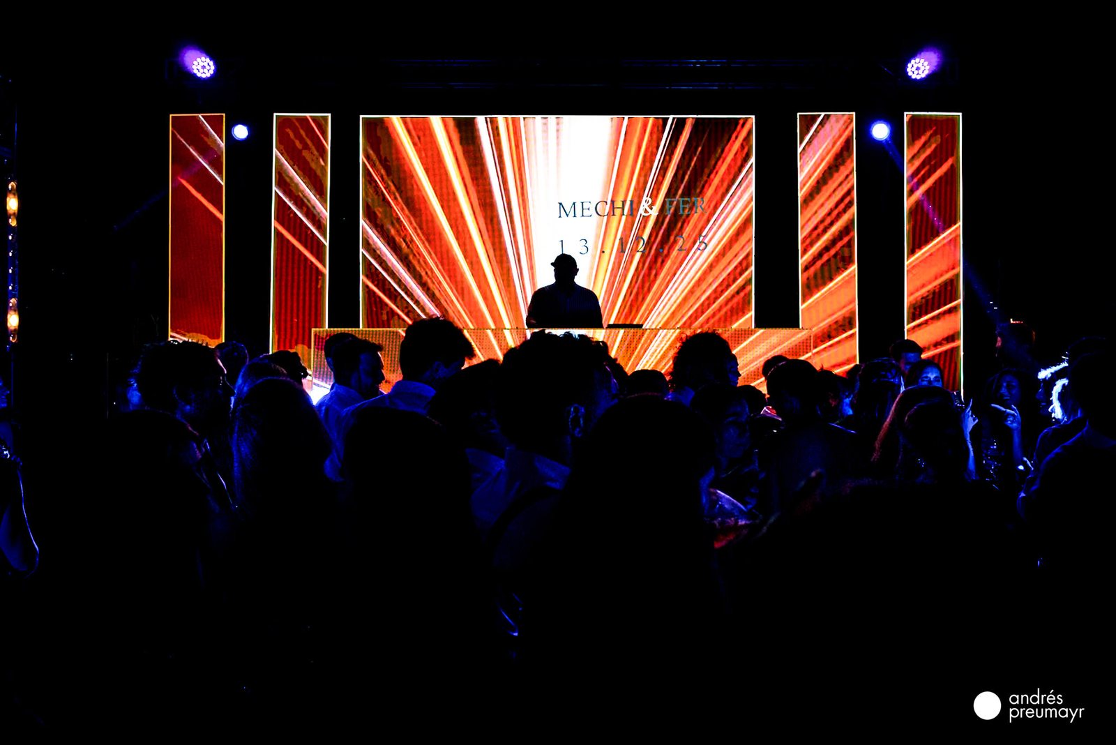 Pista exterior a pleno con pantalla LED y multitud frente al DJ