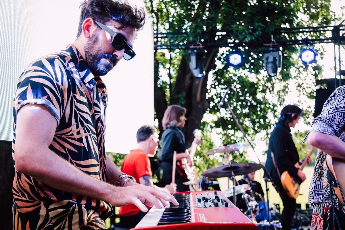M&uacute;sicos de la banda de rock en el escenario con el p&uacute;blico alrededor