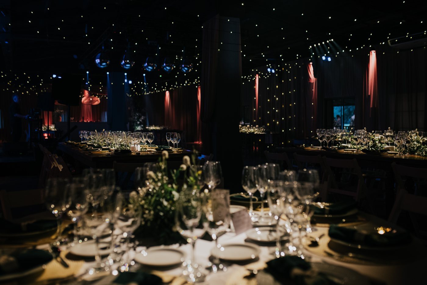 Salón con cielo de luces cálidas y mesas montadas