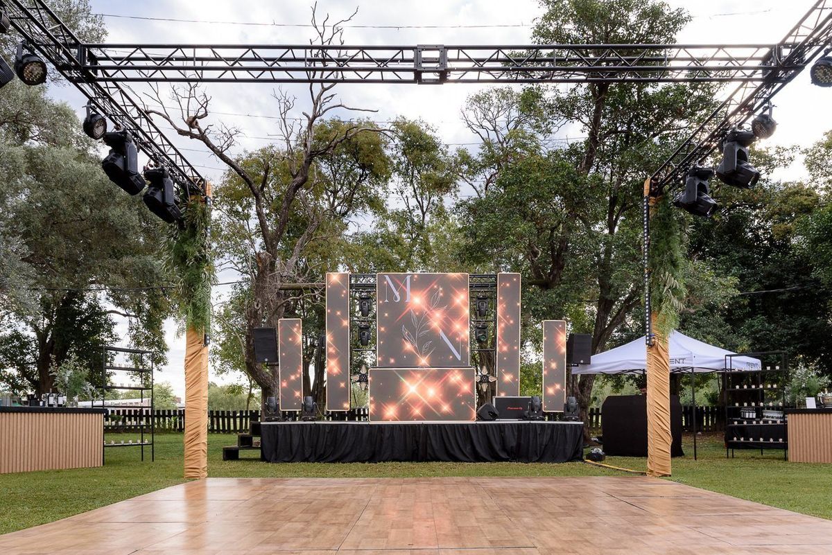 Escenario con pantalla LED montado en el parque