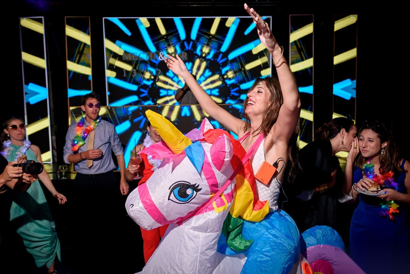 Pantalla LED a todo color en plena fiesta