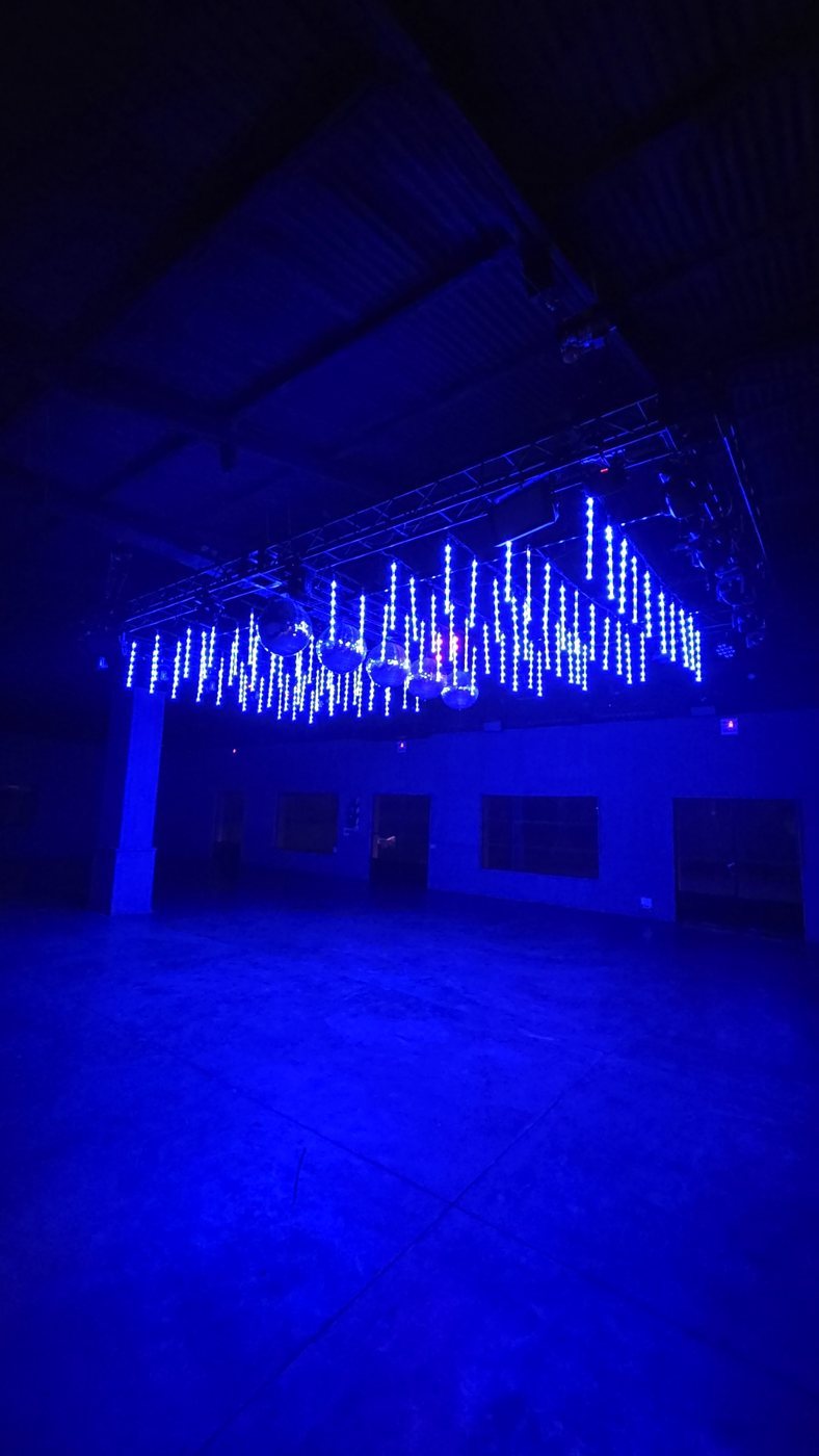 Techo de pixeles LED azules sobre la pista