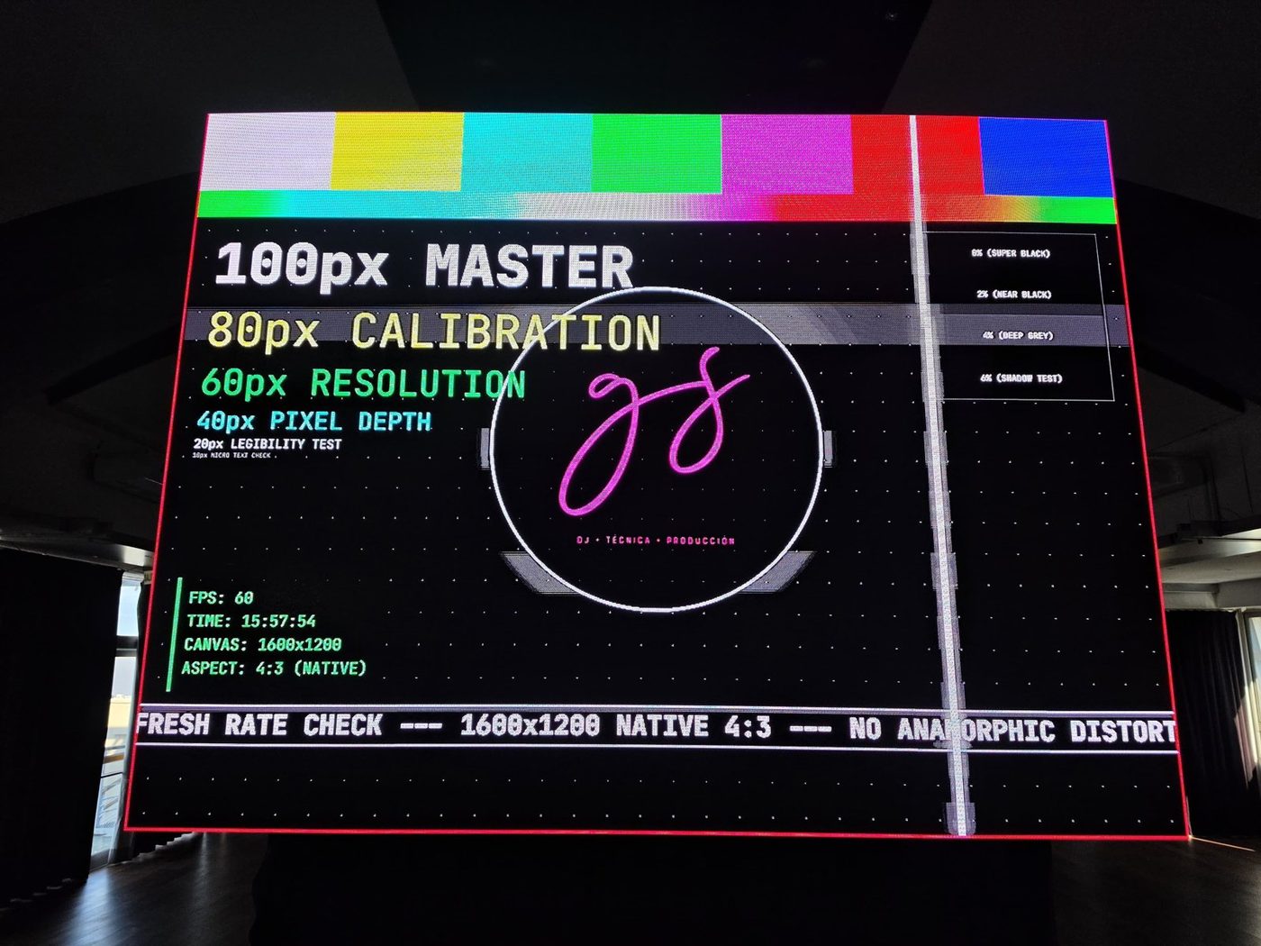 Pantalla LED de GS Técnica en calibración con barras de color