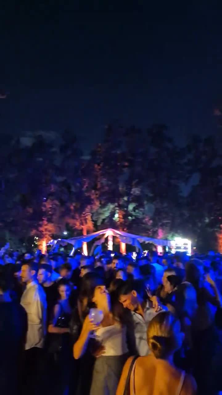 Pista repleta de noche en La Tardecita, sunset masivo de 1200 personas en La Delfina con iluminaci&oacute;n de GS T&eacute;cnica