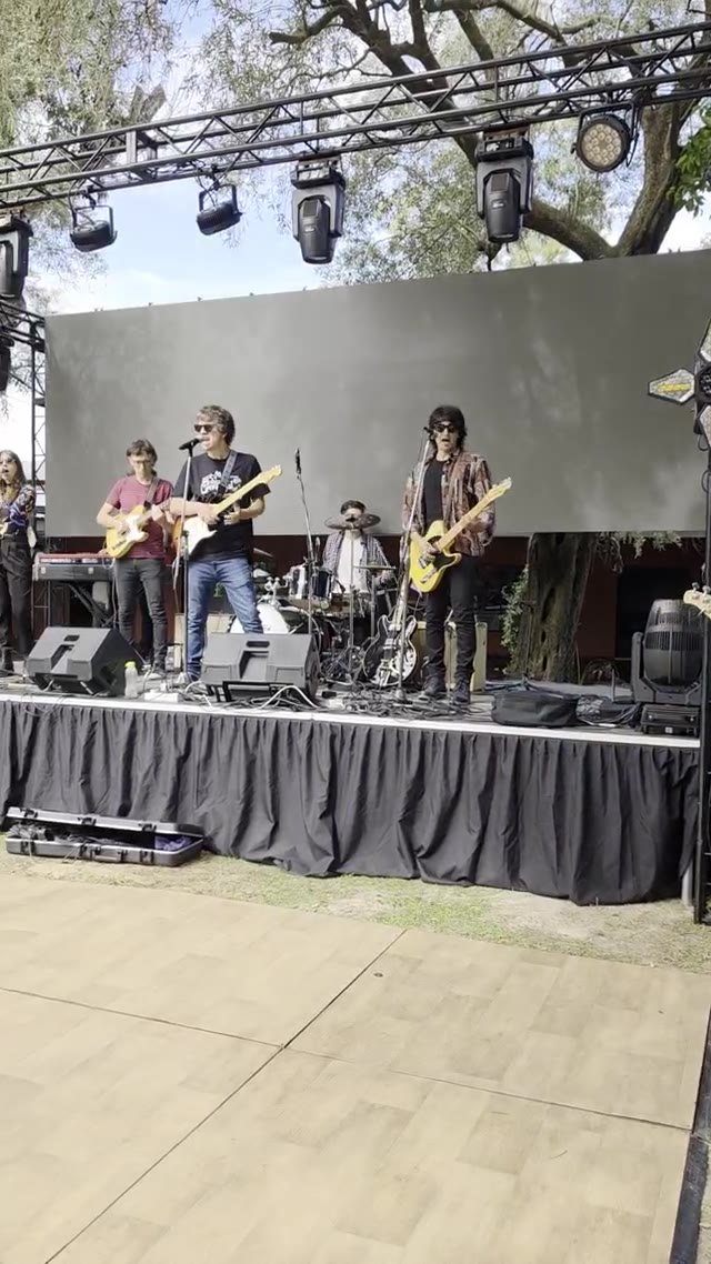Escenario y banda en vivo al mediod&iacute;a en el cumplea&ntilde;os de Marcelo en La Delfina, con sonido e iluminaci&oacute;n de GS T&eacute;cnica