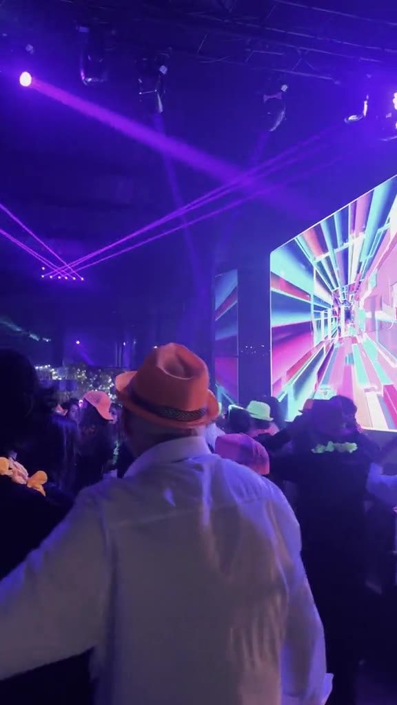 Pista con barrales l&aacute;ser y pantalla LED durante la fiesta