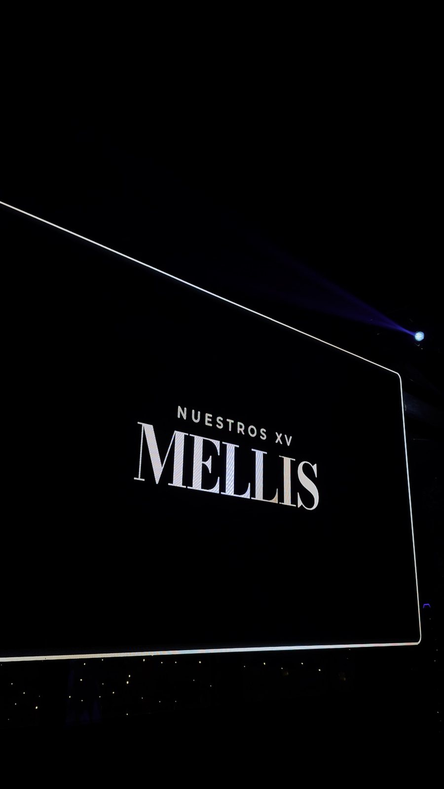 Pantalla LED P2.97 mostrando el contenido del VJ con el nombre de los cumplea&ntilde;eros