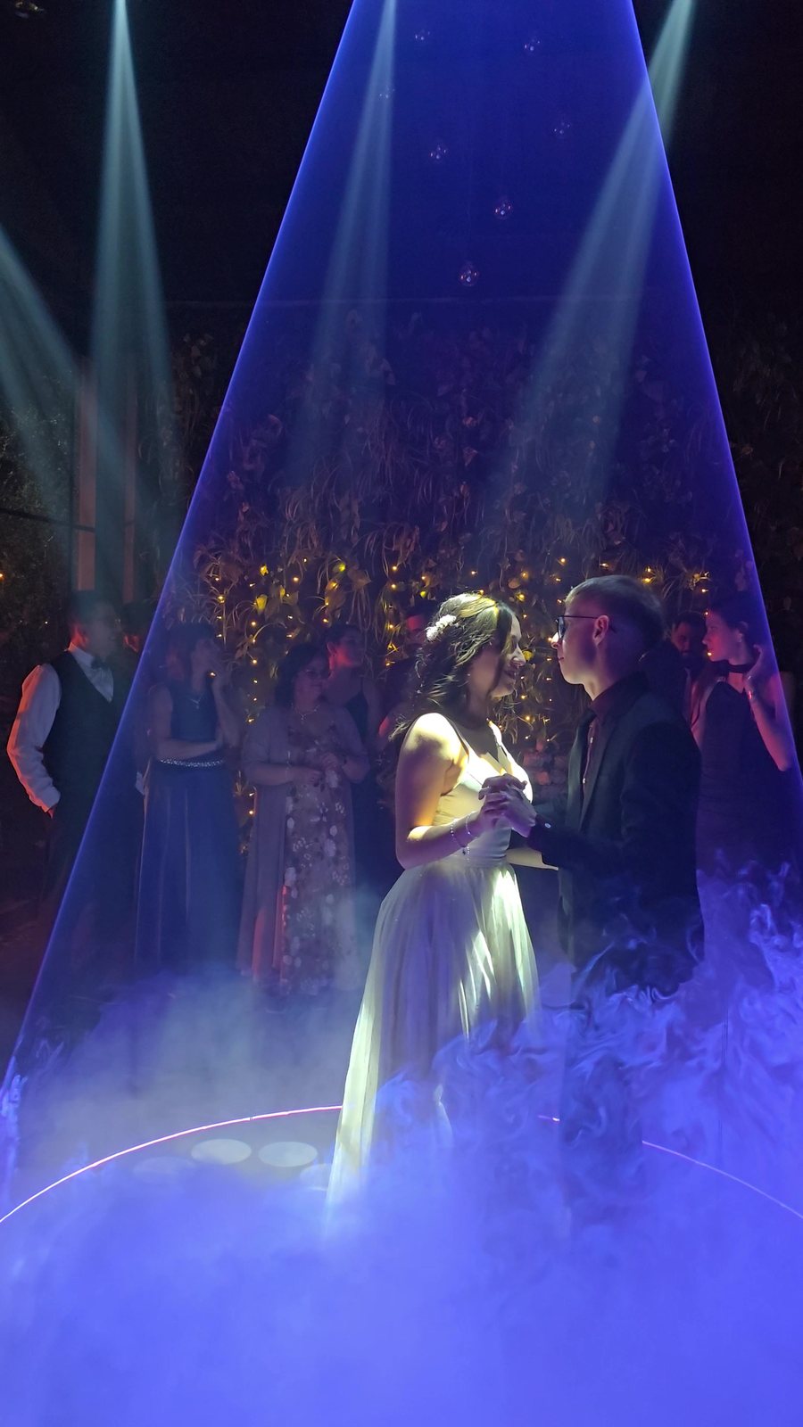 Cono de luz del l&aacute;ser de 5W sobre la pista durante el vals, con humo bajo