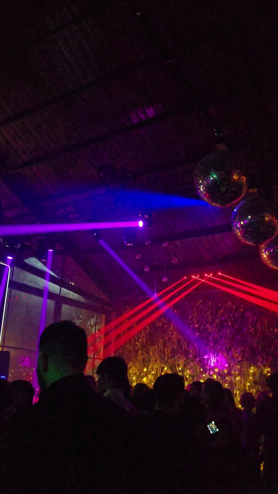 Barrales l&aacute;ser iluminando la pista de baile con esferas espejadas