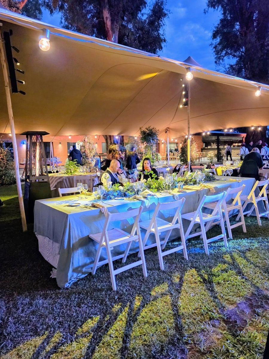 Mesas de una fiesta con iluminación cálida y elegante