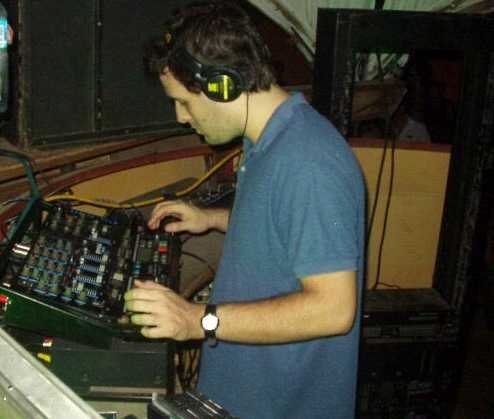 Gero mezclando en sus comienzos como DJ