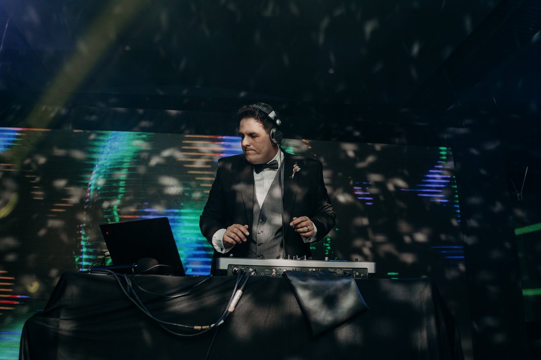 Gero como DJ profesional mezclando de smoking durante un evento