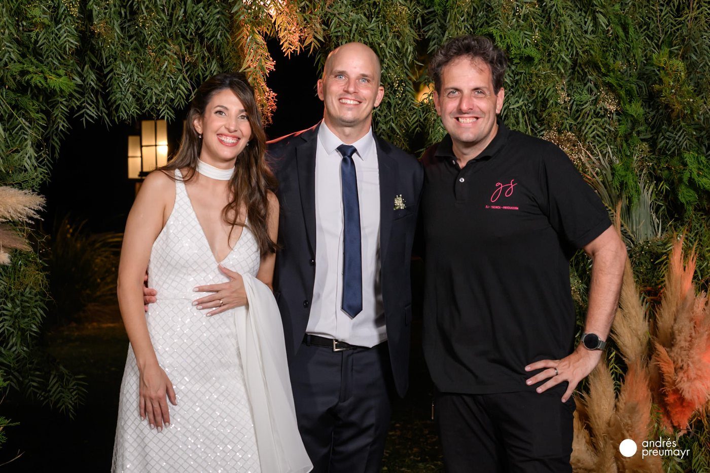 Gero junto a los novios en una boda, al frente del equipo de GS Técnica como director de producción