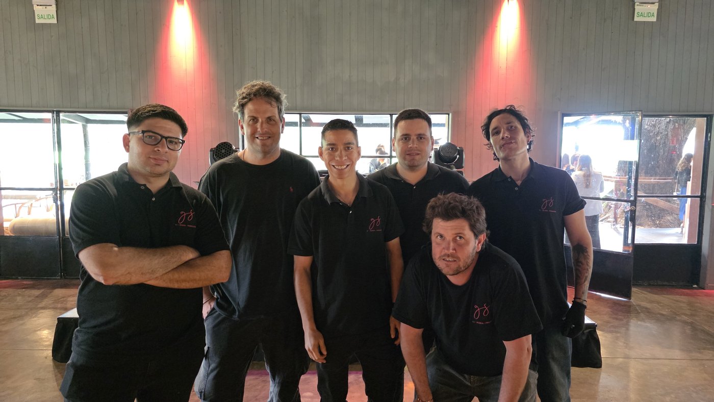 El equipo de GS Técnica durante el montaje de un evento