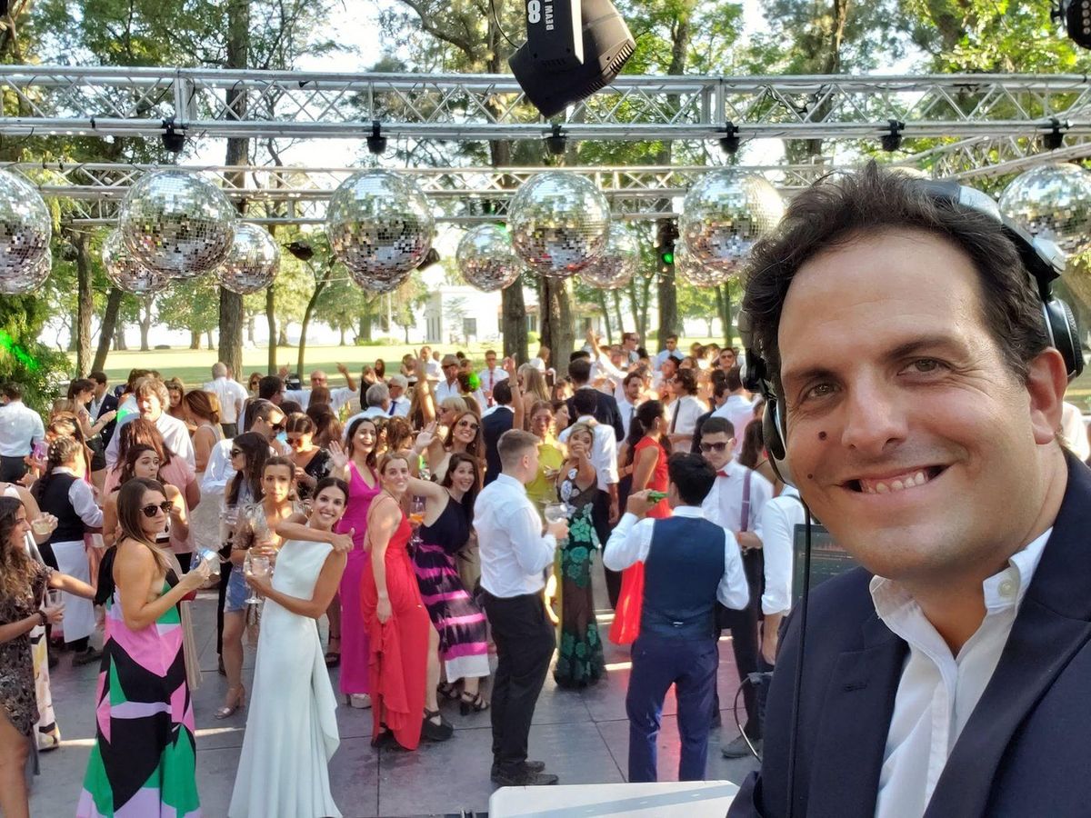 Invitados disfrutando la fiesta mientras el equipo opera la técnica